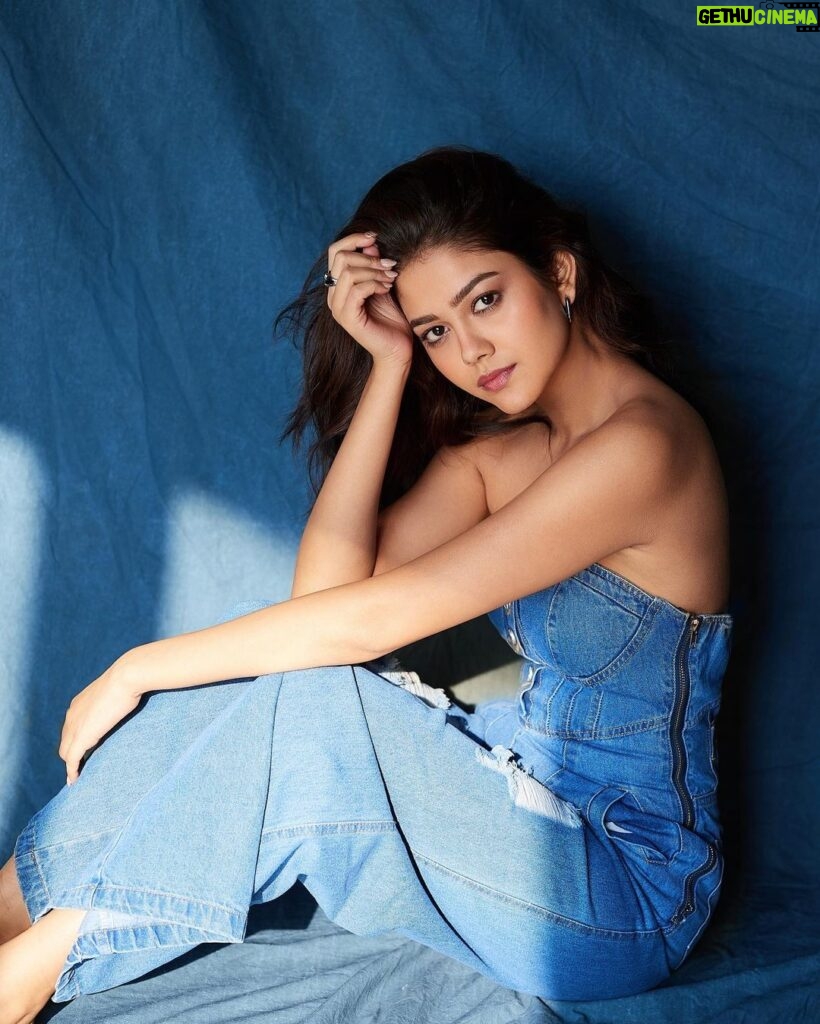Priyal Mahajan Instagram - She was never quite ready. But she was brave and the universe listens to brave.🦋 📸- @trishasarang Styled by- @anshikaav Team- @roshiijain Styling intern- @bhatia_tanisha Makeup & hair- @beautybysevy Outfit @appapop Jewellery @viariaccessories