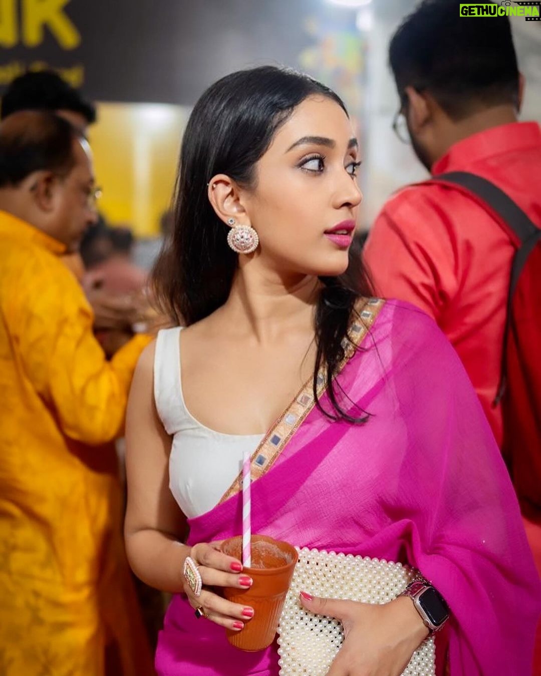 Priyamvada Kant Instagram - Saari ki saari, sari pictures post kardi 💖