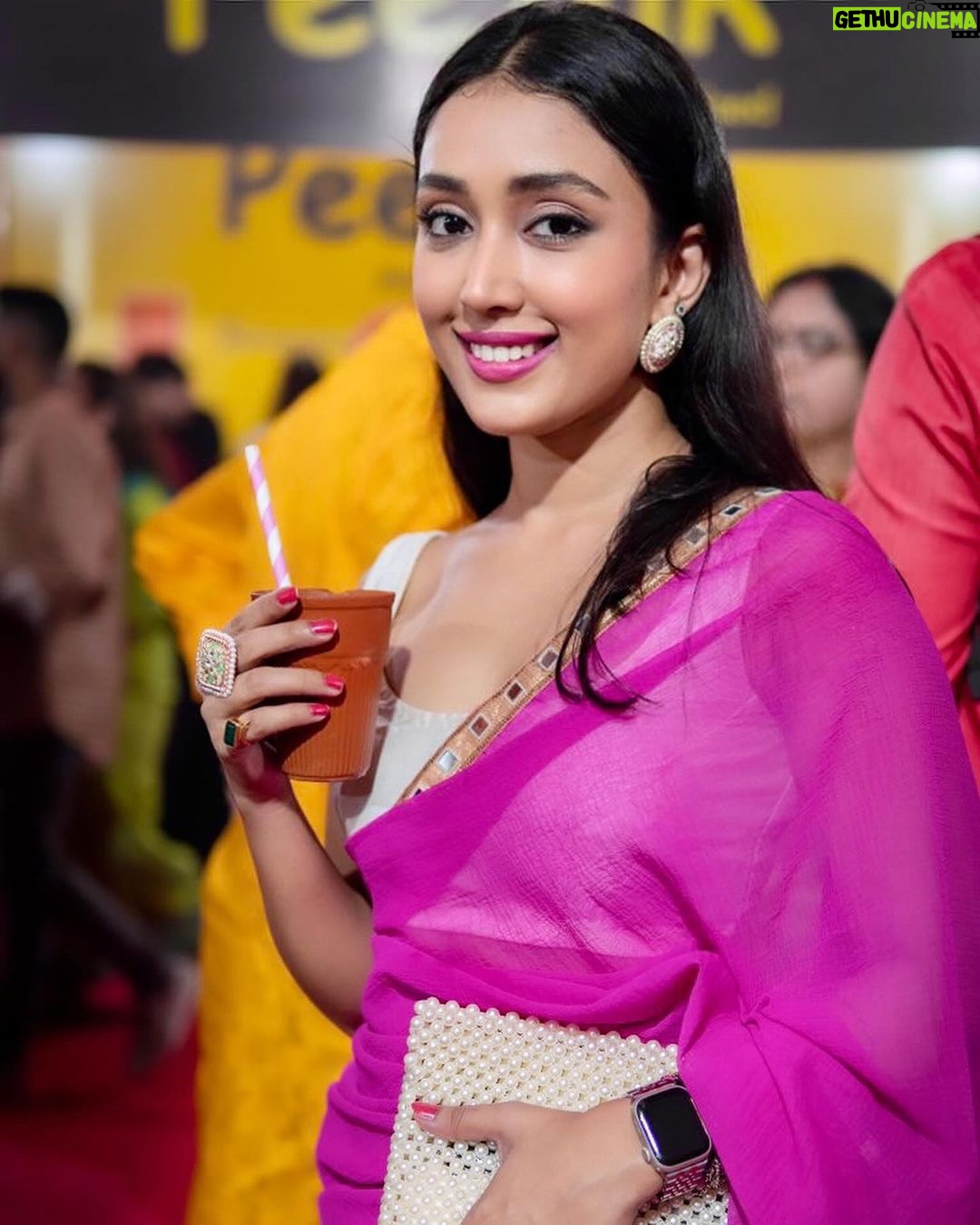 Priyamvada Kant Instagram - Saari ki saari, sari pictures post kardi 💖