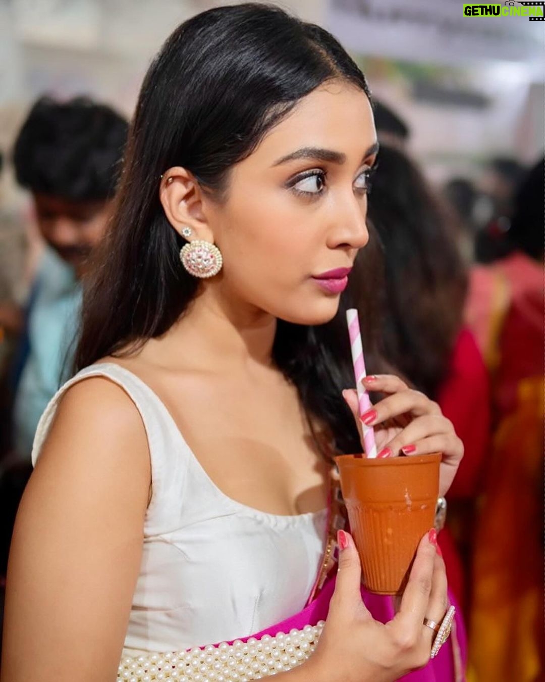 Priyamvada Kant Instagram - Saari ki saari, sari pictures post kardi 💖