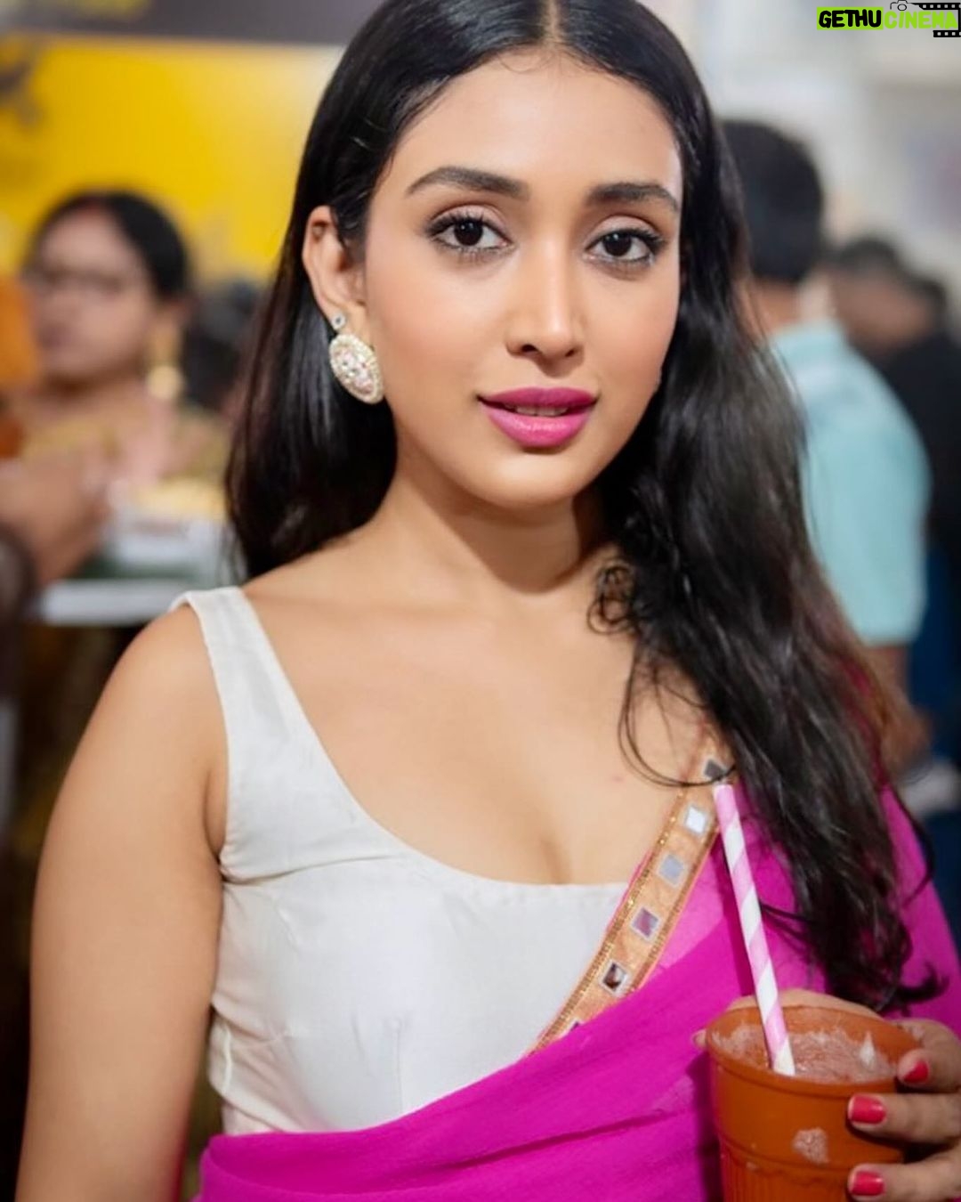 Priyamvada Kant Instagram - Saari ki saari, sari pictures post kardi 💖
