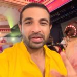 Priyamvada Kant Instagram - Shubho vijaya! Happy dassehra everyone.. this year durga pujo was very special.. felt like home.. really celebrated with all my heart.. sharing glimpses of navami darshan, bhog distribution, us singing and dancing at the concert, boron, sindoor khala everything I did!! Thankyou @jyotimukerji for bringing me to your Barir pujo.. and @jaan.kumar.sanu for giving us paraar adda vibes 🙌🏻 #duggadugga
