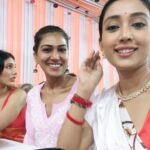 Priyamvada Kant Instagram - Shubho vijaya! Happy dassehra everyone.. this year durga pujo was very special.. felt like home.. really celebrated with all my heart.. sharing glimpses of navami darshan, bhog distribution, us singing and dancing at the concert, boron, sindoor khala everything I did!! Thankyou @jyotimukerji for bringing me to your Barir pujo.. and @jaan.kumar.sanu for giving us paraar adda vibes 🙌🏻 #duggadugga