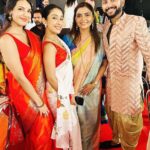 Priyamvada Kant Instagram - Shubho vijaya! Happy dassehra everyone.. this year durga pujo was very special.. felt like home.. really celebrated with all my heart.. sharing glimpses of navami darshan, bhog distribution, us singing and dancing at the concert, boron, sindoor khala everything I did!! Thankyou @jyotimukerji for bringing me to your Barir pujo.. and @jaan.kumar.sanu for giving us paraar adda vibes 🙌🏻 #duggadugga