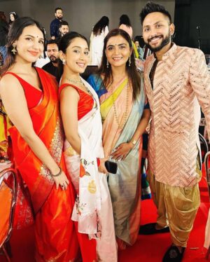 Priyamvada Kant Instagram - Shubho vijaya! Happy dassehra everyone.. this year durga pujo was very special.. felt like home.. really celebrated with all my heart.. sharing glimpses of navami darshan, bhog distribution, us singing and dancing at the concert, boron, sindoor khala everything I did!! Thankyou @jyotimukerji for bringing me to your Barir pujo.. and @jaan.kumar.sanu for giving us paraar adda vibes 🙌🏻 #duggadugga