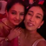 Priyamvada Kant Instagram - Shubho vijaya! Happy dassehra everyone.. this year durga pujo was very special.. felt like home.. really celebrated with all my heart.. sharing glimpses of navami darshan, bhog distribution, us singing and dancing at the concert, boron, sindoor khala everything I did!! Thankyou @jyotimukerji for bringing me to your Barir pujo.. and @jaan.kumar.sanu for giving us paraar adda vibes 🙌🏻 #duggadugga