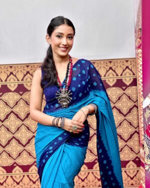 Priyamvada Kant Instagram - Shubho vijaya! Happy dassehra everyone.. this year durga pujo was very special.. felt like home.. really celebrated with all my heart.. sharing glimpses of navami darshan, bhog distribution, us singing and dancing at the concert, boron, sindoor khala everything I did!! Thankyou @jyotimukerji for bringing me to your Barir pujo.. and @jaan.kumar.sanu for giving us paraar adda vibes 🙌🏻 #duggadugga