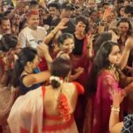 Priyamvada Kant Instagram - Shubho vijaya! Happy dassehra everyone.. this year durga pujo was very special.. felt like home.. really celebrated with all my heart.. sharing glimpses of navami darshan, bhog distribution, us singing and dancing at the concert, boron, sindoor khala everything I did!! Thankyou @jyotimukerji for bringing me to your Barir pujo.. and @jaan.kumar.sanu for giving us paraar adda vibes 🙌🏻 #duggadugga