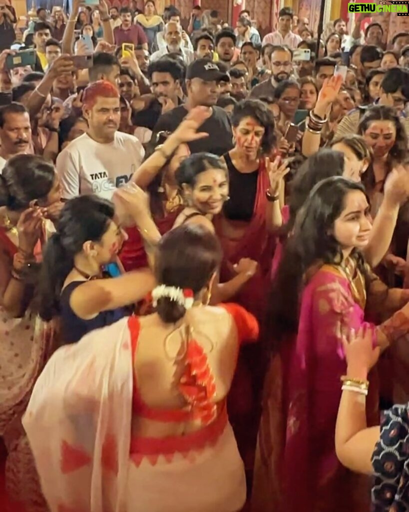Priyamvada Kant Instagram - Shubho vijaya! Happy dassehra everyone.. this year durga pujo was very special.. felt like home.. really celebrated with all my heart.. sharing glimpses of navami darshan, bhog distribution, us singing and dancing at the concert, boron, sindoor khala everything I did!! Thankyou @jyotimukerji for bringing me to your Barir pujo.. and @jaan.kumar.sanu for giving us paraar adda vibes 🙌🏻 #duggadugga