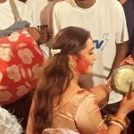 Priyamvada Kant Instagram - Shubho vijaya! Happy dassehra everyone.. this year durga pujo was very special.. felt like home.. really celebrated with all my heart.. sharing glimpses of navami darshan, bhog distribution, us singing and dancing at the concert, boron, sindoor khala everything I did!! Thankyou @jyotimukerji for bringing me to your Barir pujo.. and @jaan.kumar.sanu for giving us paraar adda vibes 🙌🏻 #duggadugga
