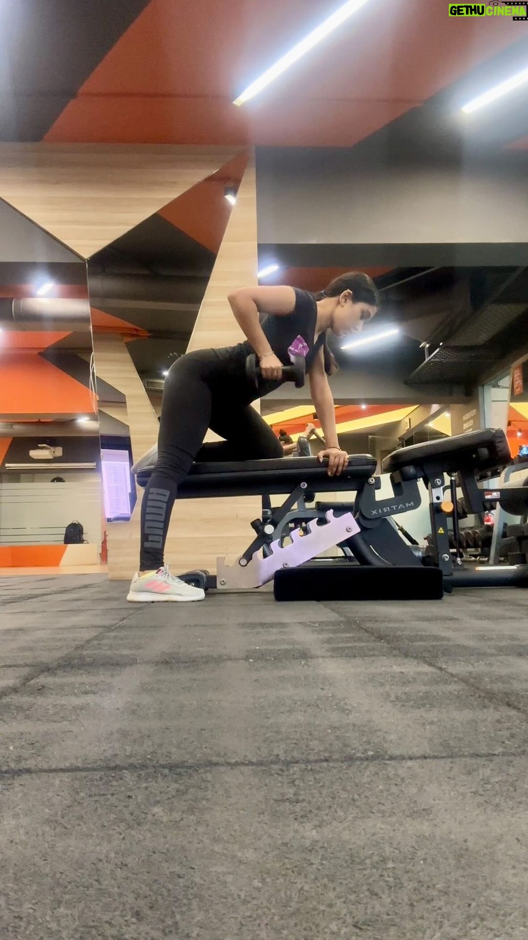 Priyamvada Kant Instagram - Don’t tell me I’m doing it all wrong.. cause I’ll forget by the time I go to the gym nextime anyway. 😶🌫️