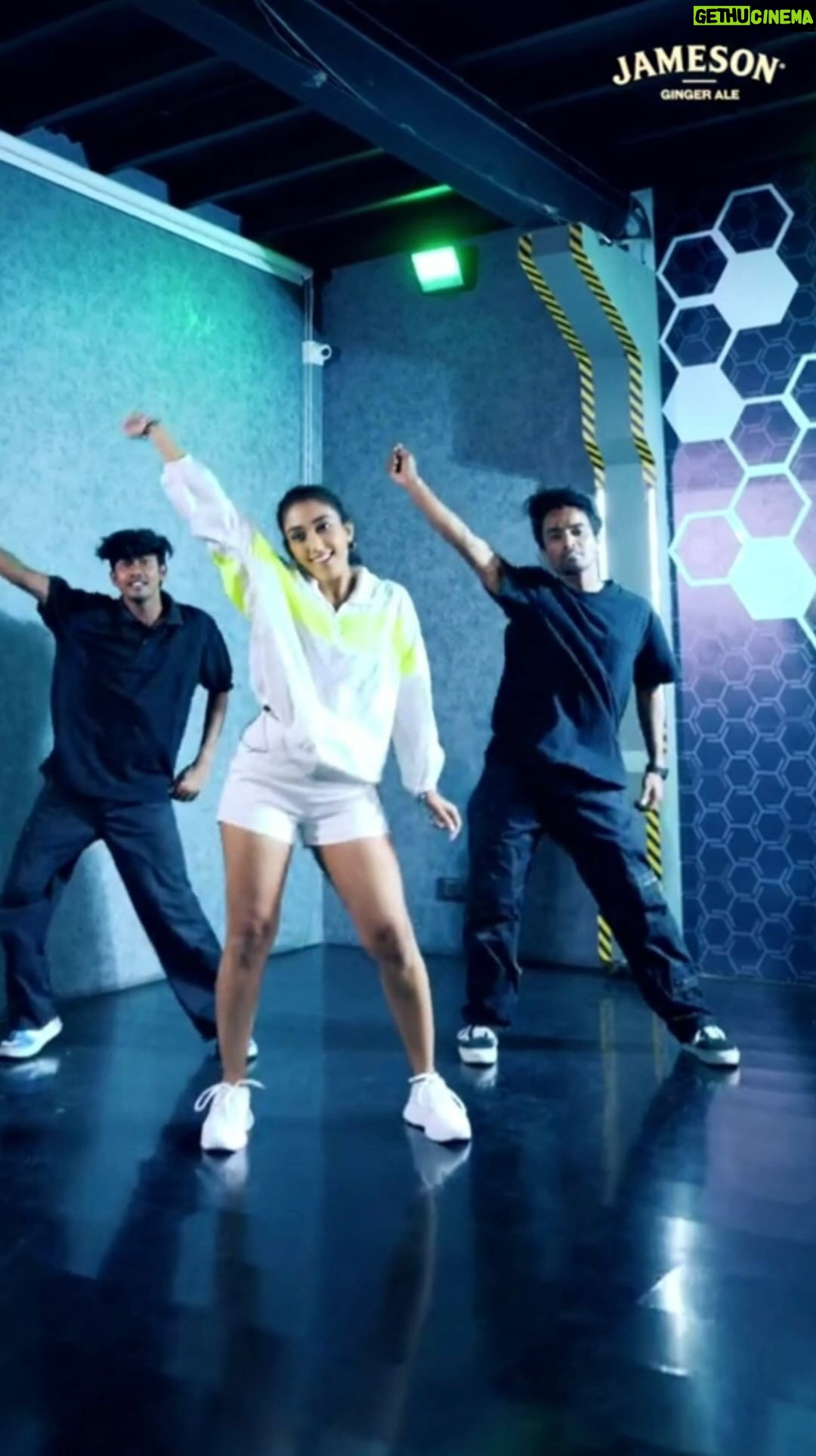 Priyamvada Kant Instagram - #Collaboration with @jameson_alwaysintomixin Flowing with the vibe of ‘LET IT FLOW’ by @badboyshah ft. @sharviyadav. Grooving with boys! Join the trend. #BadshahxJameson #JamesonGingerAle #letitflow #hookstepchallenge