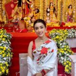 Priyamvada Kant Instagram - Shubho vijaya! Happy dassehra everyone.. this year durga pujo was very special.. felt like home.. really celebrated with all my heart.. sharing glimpses of navami darshan, bhog distribution, us singing and dancing at the concert, boron, sindoor khala everything I did!! Thankyou @jyotimukerji for bringing me to your Barir pujo.. and @jaan.kumar.sanu for giving us paraar adda vibes 🙌🏻 #duggadugga