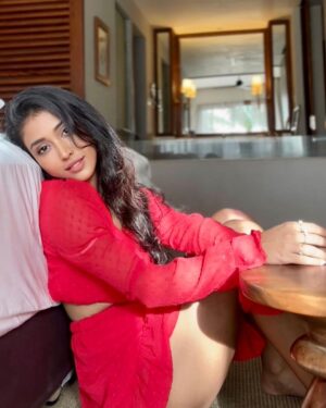 Priyamvada Kant Instagram - Ek rose 
Har roz 🥀