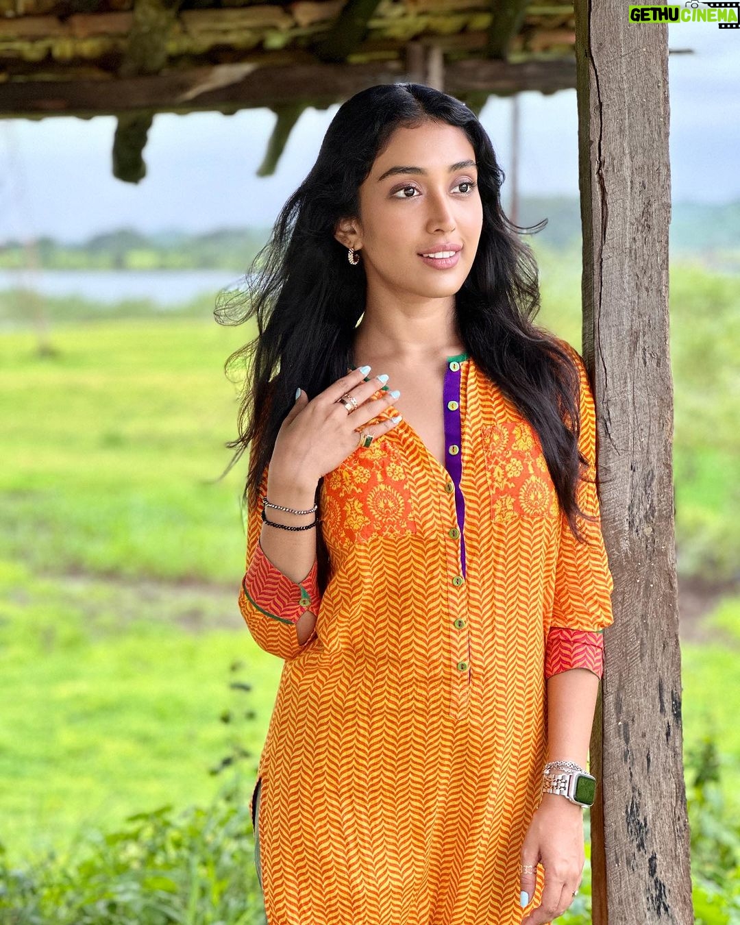 Priyamvada Kant Instagram - Brothers! Need to send Rishta pictures help me select 3 🫶