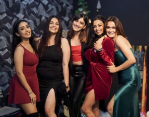 Priyamvada Kant Instagram - - ALL THE JINGLE LADIES 🍾 #fulldope
It was a wonderful night 😻 Special thanks to @reecha_sinha @surajmm for graciously hosting a lovely evening 🥂 It was so nice seeing everyone!

📸 - @travel.with.sharmajii