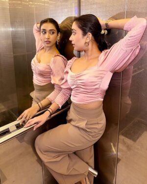 Priyamvada Kant Instagram - Salmon pink 🐷