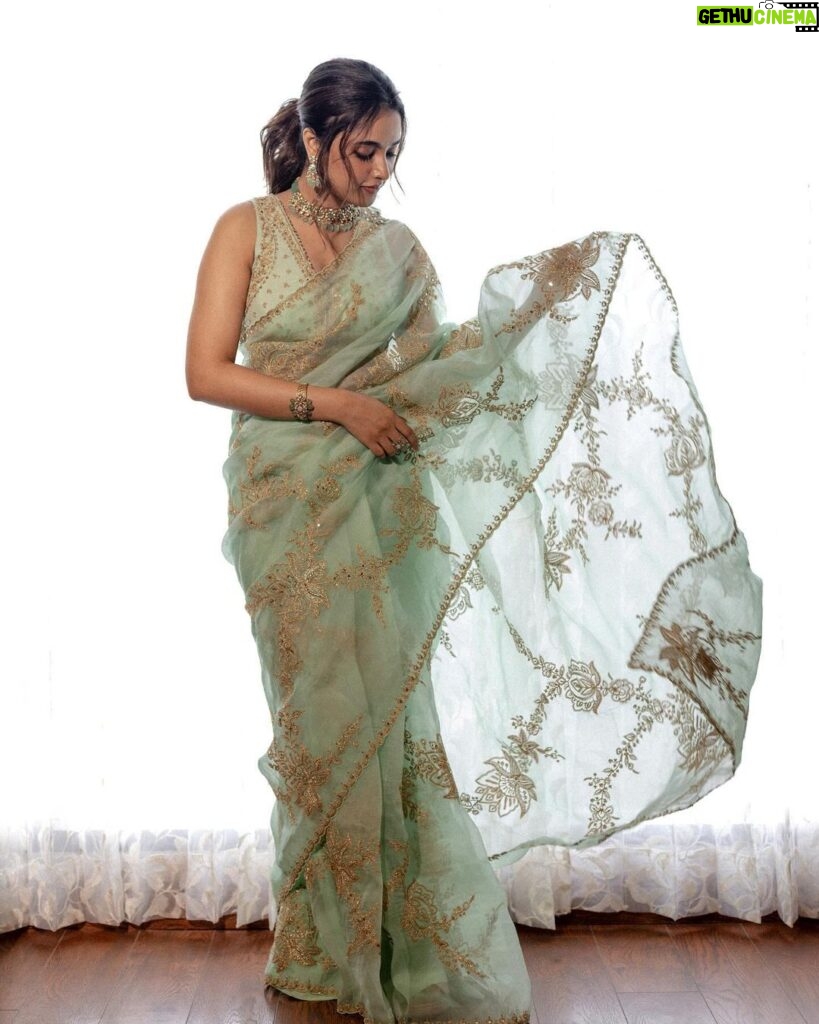 Priyanka Mohan Instagram - देसी girlll 🧚🏻‍♀️ Wearing @toraniofficial Styled by @shruthimanjari Jewellery @avrswarnamahaljewellers Photos @kiransaphotography M&H @kalwon_beauty @chinnahairstylist