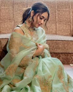 Priyanka Mohan Instagram - देसी girlll 🧚🏻‍♀️ Wearing @toraniofficial Styled by @shruthimanjari Jewellery @avrswarnamahaljewellers Photos @kiransaphotography M&H @kalwon_beauty @chinnahairstylist