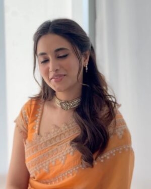 Priyanka Mohan Instagram - Spamming on the go 🤷🏻‍♀️

📸  by my talented hairstylist/ photographer @chinnahairstylist 🧞‍♂️ 

PS: last one  is my favourite🥶