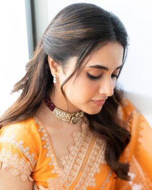 Priyanka Mohan Instagram - Orange obsession 🧡

Styling & Creative Direction by @tanishqmalhotraa
Wearing @devnaagri & @akoyajewels
M&H @kalwon_beauty @chinnahairstylist 
Photos by @kannasrihari