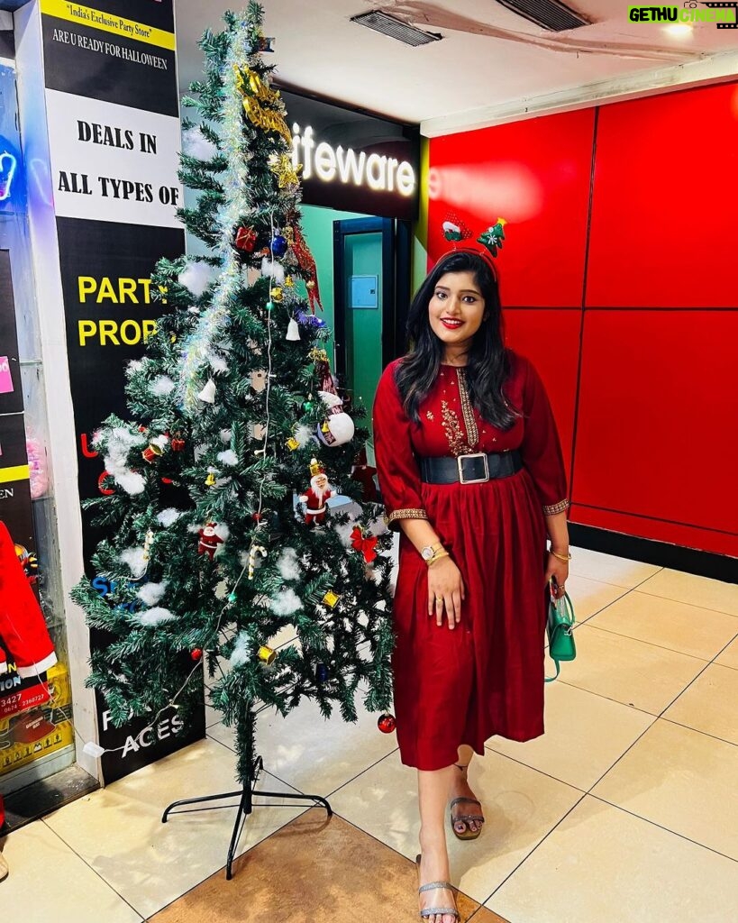 Priyanka Panigrahi Instagram - #merrychristmas 🎉🎊