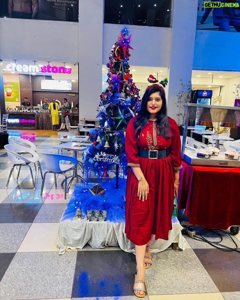 Priyanka Panigrahi Instagram - #wish u merry Christmas 🎅 to all of u🎊🎉🎉