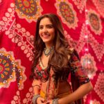 Priyanshi Yadav Instagram - जो मेरे दिल को दिल बनाती है तेरे नाम की कोई धड़क है ना? 🪞✨📜 #navratri #garba #actor