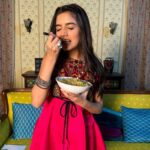 Priyanshi Yadav Instagram - As I portray the character of Natasha and take the legacy of Pandya Store forward, MAGGI is my most reliable companion in my journey, the same familiar deliciousness & warmth in every bite. So, what’s your MAGGI emotion? Why don’t you tell us what’s your MAGGI emotion with simple steps 1. Share a picture or video of what your MAGGI emotion is 2. Tag me and @maggiindia with #MAGGILeChalMujhe