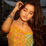 Priyanshi Yadav Instagram - 🌻🌅💛 📸: @veer_photography606__ #fypシ #instagram #post #priyanshiyadav #pandyastore #pretty #sunkissed
