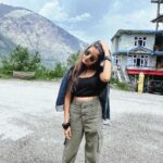Priyanshi Yadav Instagram - Strumming on your heart strings🎶 #fypシ #instagram #actor #hills #love Manali, Himachal Pradesh