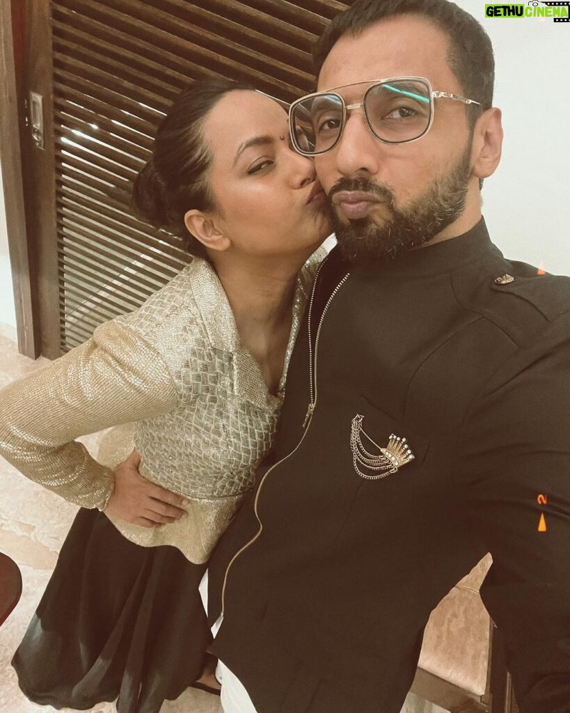 Punit Pathak Instagram - If you’re lucky enough to find a weirdo like this one, never let them go !!! Marry them and annoy them for the rest of your life The weirdo is ME 😬 @punitjpathakofficial Mumbai, Maharashtra