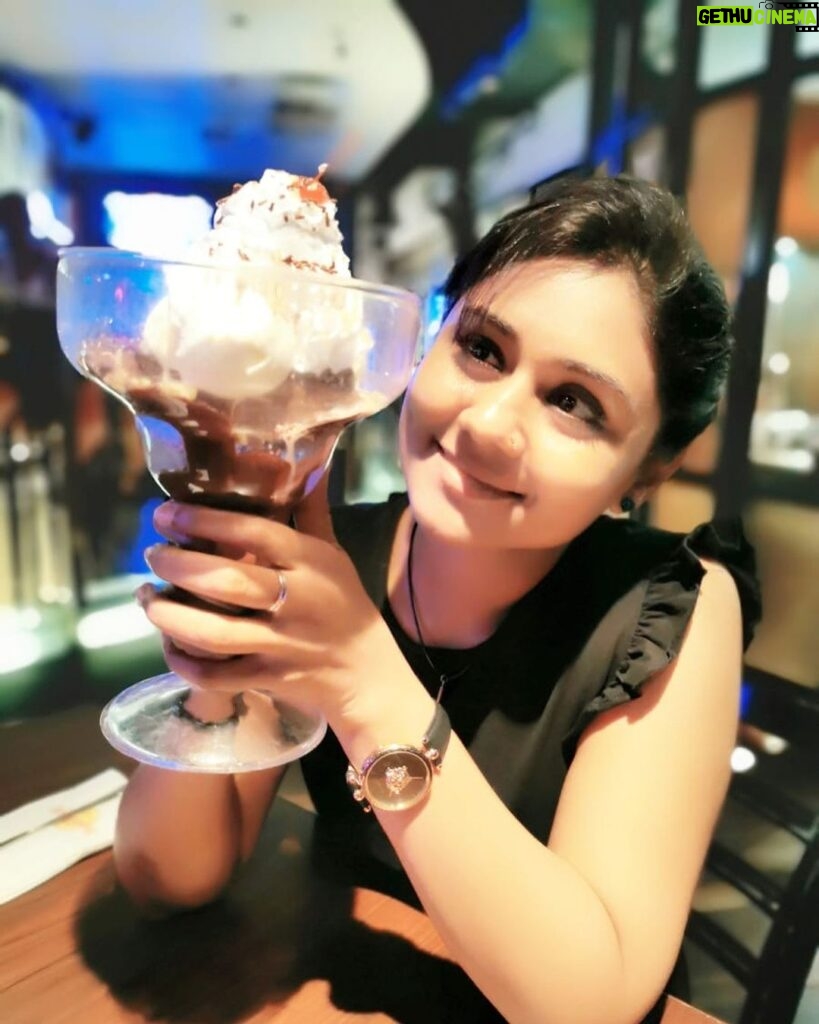 Punnagai Poo Gheetha Instagram - Cup mukkiyam bigilu! 😂 #insta #icecream #love #life #socialising #instafood #instalove