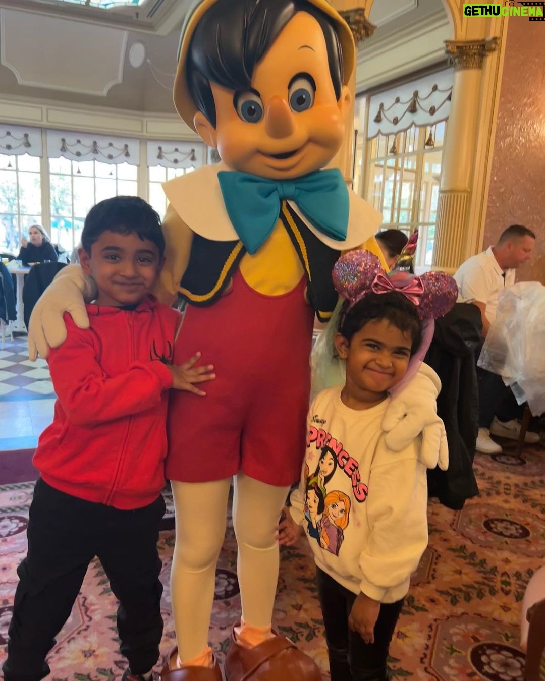 Raadhika Sarathkumar Instagram - Disneyland Paris, 2023. It truly is the happiest place on earth ✨ Thank you @gtholidays.in for the fabulous planning and execution ❤️ . . . . . #holiday #desinfluencer #eiffeltower #momlife #bakingwithkids #family #love #mommyblogger #southasianmom #siblings #momsofinstagram #indianmom #girlmom #southasianblogger #chennaibloggers #travelwithkids #paris #disneyland #disneylandparis