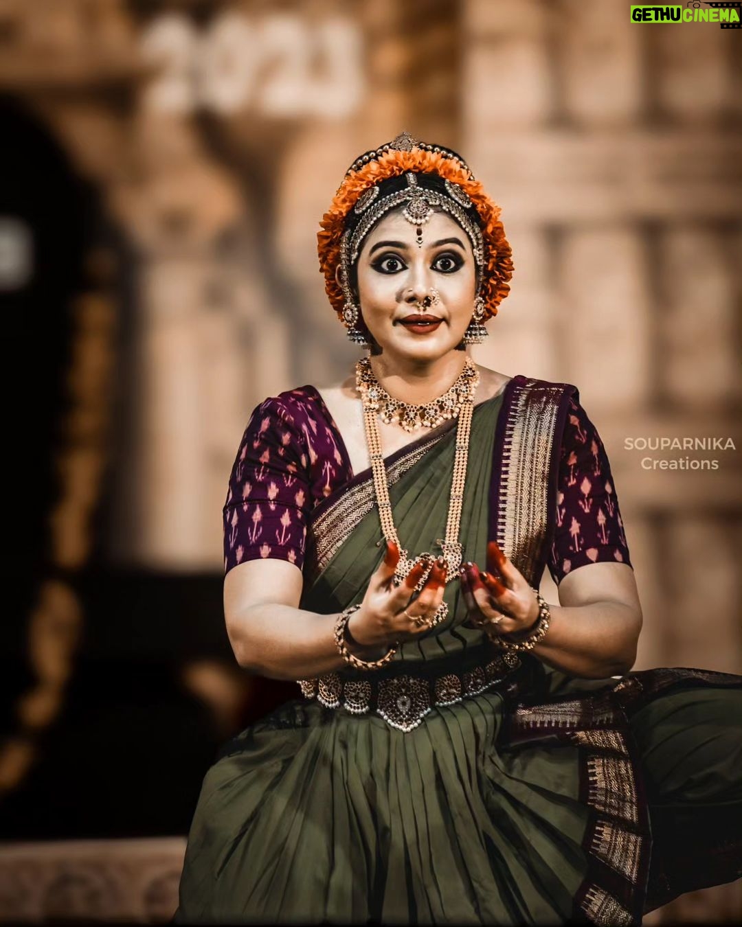 Rachana Narayanankutty Instagram - ഭാവയാമി രഘുരാമം ❤️ . . R A C H A N A N A R A Y A N A N K U T T Y . V A I K O M A S H T A M I 2 0 2 3 ✨️ . Clicks from the Kuchipudi recital by actor and dancer Rachanan Narayanankutty at Vaikom Mahadeva Temple @rachananarayanankutty . . . . . . . . . . . . . . #photography #click #portrait #bhavaragam #indianartgallery #nritya #kuchipudi #classicaldance #indianclassicaldance #souparnikacreations #clickstogallery