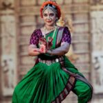Rachana Narayanankutty Instagram - D U R G A 🔥 Durga Devi Namo Namah🙏🏻 Jaya Jaya Durge 💃 Kuchipudi Performance by cine artist and dancer Rachana Narayanankutty @rachananarayanankutty V A I K O M A S H T A M I ✨️ . . . . . . . . . . . . #ammenarayana #durga #devi #powerful #reelsinsta #kuchipudi #classicaldance #souparnikacreations #vaikomashtami #celebrity Vaikom Mahadeva Temple
