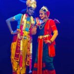 Rachana Narayanankutty Instagram - പ്രിയപ്പെട്ട അഞ്ജനേ, @anjanaanand81 ഈ കഴിഞ്ഞ ദിവസം, നമ്മുടെ ഗുരു ഗീച്ചിയുടെ @padmakumargeetha നേതൃത്വത്തിൽ, ഇടപള്ളി നൃത്താസ്വാദക സദസ്സിൽവച്ചു നടന്ന, (നമ്മുടെ കൃഷ്ണനായും രുക്മിണിയായും ഒരുമിച്ചുള്ള), വെമ്പട്ടി ചിന്ന സത്യം മാസ്റ്ററുടെ നാട്യസംവിധാനമായ, ശ്രീ കൃഷ്ണ പാരിജാതം നാട്യാവതരണത്തിൽ കുട്ടി അരങ്ങിൽ വച്ച് എനിക്ക് തന്ന പിന്തുണക്ക് ഞാൻ എങ്ങിനെ നന്ദി പറയണം എന്നറിയില്ല, പ്രത്യേകിച്ചും, കാലിന് പരിക്കുമൂലം ഞാൻ നേരിട്ട മാനസികവും ശാരീരികവും ആയ വെല്ലുവിളി നിറഞ്ഞ സാഹചര്യങ്ങൾ കണക്കിലെടുക്കുമ്പോൾ..... എന്റെ വേദനയെക്കുറിച്ചു മനസ്സിലാക്കിയും പറയാതെ തന്നെ സ്വമേധയാൽ അത് തിരിച്ചറിഞ്ഞുകൊണ്ട് ചെയ്ത സഹായങ്ങളെക്കുറിച്ചും,(പ്രത്യേകിച്ച് വേദിയിൽ ഇരുന്നിടത്തു നിന്ന് എഴുന്നേൽക്കാൻ എന്നെ സഹായിക്കുന്നതിൽ) എടുത്തു പറയണം എന്നു തോന്നി. അവിടെ ഞാൻ കണ്ടത് അഞ്ജന എന്ന നർത്തകിയുടെ പ്രൊഫഷണലിസം മാത്രമല്ല, നമ്മുടെ കൂട്ടുകെട്ടിനെ നിർവചിക്കുന്ന സഹാനുഭൂതിയുടെയും സൗഹൃദത്തിന്റെയും ആഴവും കൂടിയാണ്. ശാരീരിക ആയാസത്തിന്റെ ആ നിമിഷങ്ങളിൽ, നിശബ്ദവും എന്നാൽ ശക്തി പകരുന്നതും ആയ ആ മനുഷ്യത്വപരമായ കരുതൽ എന്നിൽ ഒരുപാട് ശബ്ദം ഉയർത്തുന്ന ചിന്തകൾക്ക് കാരണം ആയി. ഒപ്പം വേദി പങ്കിടുക മാത്രമല്ല, വേദനയുടെയും സഹിഷ്ണുതയുടെയും പറയാത്ത ഭാഷ മനസ്സിലാക്കുകയും ചെയ്യുന്ന ഒരു സഹനർത്തകി ഉണ്ടായതിൽ എനിക്ക് അഗാധമായ നന്ദി തോന്നി. ഒരു സഹനർത്തകി മാത്രമല്ല, സ്റ്റേജിലെ അനുകമ്പയുള്ള കൂട്ടുകാരിയായതിന്, അനുജത്തി ആയതിനു നന്ദി. വാക്കുകൾക്ക് അതീതമായ അഗാധമായ ബന്ധത്തിന്റെ യഥാർത്ഥ പ്രതിഫലനമായതിന്, ഒരു കലാകാരി എന്ന നിലയിലും സുഹൃത്തെന്ന നിലയിലും ഈ സ്നേഹത്തെ ഞാൻ അഗാധമായി മാനിക്കുന്നു. നന്ദി, കടപ്പാട് 🙏🏼 സ്നേഹം ചേച്ചി വേദിക്കു പുറകിൽ നിന്ന് പിന്തുണച്ച ഗീച്ചിക്കും, ആഷ്ബിനും, വർഗീസേട്ടനും, ബിനോജിനും ഒരുപാട് നന്ദി , നിറഞ്ഞ സ്നേഹം 🙏🏼🤍 @ashbinanil @vargheseantony_bridal_makeover @binojniran_bridal_make_up