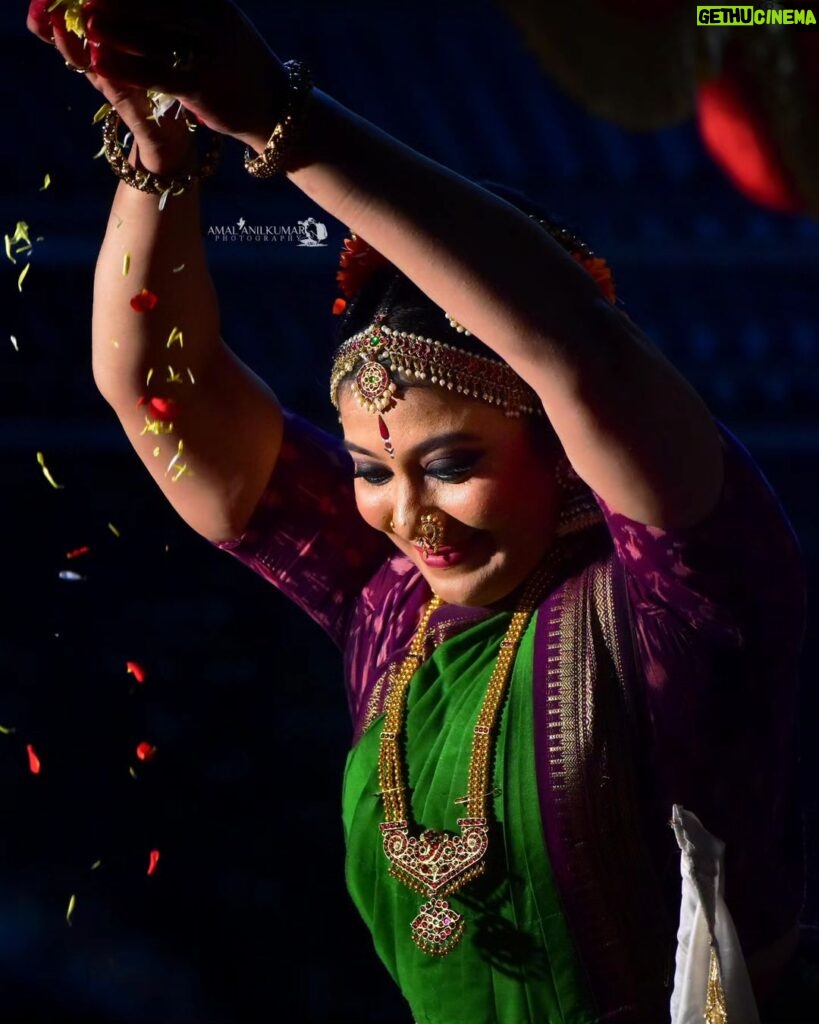 Rachana Narayanankutty Instagram - Rachana Narayanankutty കുച്ചിപ്പുടി #rachananarayanankutty #kuchupudi #dancer #dancerlife #classicaldancer #clasicdance #music #night #viralpost #viral Vaikom Mahadeva Temple