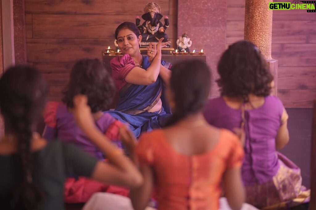 Rachana Narayanankutty Instagram - In front of the charming Ganesha idol, children enthusiastically interact with the context, learning through the intricacies of hand gestures, how to represent Ganesha. It is through these practices that a vast world of expression and communication opens up in Srishti Centre for Arts and Culture. @srishtibyrachana ആകർഷകമായ ഗണപതി വിഗ്രഹത്തിന് മുന്നിൽ, കുട്ടികൾ ആവേശത്തോടെ സന്ദർഭവുമായി ഇടപഴകുന്നു, ഗണപതിയെ എങ്ങിനെ ഒക്കെ അവതരിപ്പിക്കാം എന്നു കൈ ആംഗ്യങ്ങളുടെ സങ്കീർണ്ണതകളിലൂടെ പഠിക്കുന്നു, സൃഷ്ടിയിൽ ആവിഷ്കാരത്തിന്റെയും ആശയവിനിമയത്തിന്റെയും വലിയ ഒരു ലോകം തുറക്കുന്നത് ഈ പരിശീലനങ്ങളിലൂടെ ആണ്. PC @gokuldas.ks Thank you 🙏🏼 #rachananarayanankutty #srishtibyrachana #handgestures #ganesha #learning #dance #indianclassicaldance