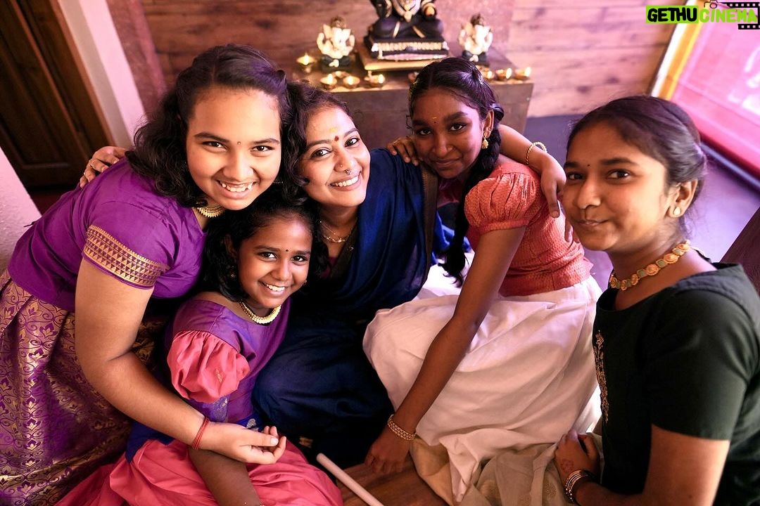 Rachana Narayanankutty Instagram - My Happiness 💙🌈🙏🏼 My little world 🤍 Happy children’s day from us @srishtibyrachana and Srishti’s Mukula Batch. Medha, Anjana, Aadhya, Jhanvi … I hope your art would mould you as a great human being. Much love ❤️ Missed you Vaiga, Vava, Paru and all tiny tots of Srishti. PC Thank you @gokuldas.ks #srishti #srishtibyrachana #mykids #mytreasure #dancer #dancerlife #rachananarayanankutty