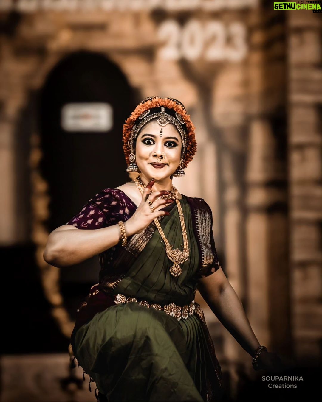 Rachana Narayanankutty Instagram - ഭാവയാമി രഘുരാമം ❤️ . . R A C H A N A N A R A Y A N A N K U T T Y . V A I K O M A S H T A M I 2 0 2 3 ✨️ . Clicks from the Kuchipudi recital by actor and dancer Rachanan Narayanankutty at Vaikom Mahadeva Temple @rachananarayanankutty . . . . . . . . . . . . . . #photography #click #portrait #bhavaragam #indianartgallery #nritya #kuchipudi #classicaldance #indianclassicaldance #souparnikacreations #clickstogallery