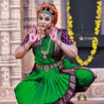 Rachana Narayanankutty Instagram - വൈക്കം മഹാദേവ ക്ഷേത്രത്തിൽ കൂച്ചിപ്പൂടി അവതരിപ്പിച്ചത് ഏറെ ആത്മീയ സമ്പന്നമായ അനുഭവമായിരുന്നു. ആ പുണ്യഭൂമിയിലേക്ക് കാലെടുത്തുവച്ചപ്പോൾ തന്നെ , പരമശിവനാകുന്ന ആ ഊർജ്ജം എന്നെ ആശ്ലേഷിക്കുന്നതായി തോന്നി. എന്റെ കലയും ആ പവിത്രമായ സ്ഥലത്തിന്റെ ദിവ്യ വിശുദ്ധിയും തമ്മിൽ അഗാധമായ ഒരു ബന്ധം എനിക്കനുഭവപ്പെട്ടു. ആ ക്ഷേത്ര മൈതാനത്തിൽ പ്രതിധ്വനിച്ച ശിവ ഢമരുവിന്റെ പ്രകമ്പനങ്ങൾക്കൊപ്പം എന്റെ ചിലങ്കയുടെ താളമിടിപ്പുകൾ കൂടിച്ചേർന്നു. ഓരോ പ്രകടമായ നൃത്ത ചലനങ്ങളും ഒരു പ്രാർത്ഥന പോലെ, ശിവനോടുള്ള ഭക്തിനിർഭരമായ വഴിപാടായി മാറുകയായിരുന്നു. നൂറ്റാണ്ടുകൾ പഴക്കമുള്ള ആ കല്ലുകൾ കാലാതീതമായ ആചാരമെന്ന നിലയിൽ നൃത്തത്തിന് സാക്ഷ്യം വഹിക്കുന്നത് പോലെ, അന്തരീക്ഷം ഭക്തിയുടെയും, കലാപരമായ ആവിഷ്കാരത്തിന്റെയും സവിശേഷമായ സമ്മിശ്രണം കൊണ്ട് നിറയുകയായിരുന്നു. വൈക്കം മഹാദേവ ക്ഷേത്രത്തിന്റെ ആ ദിവ്യമായ പ്രഭാവലയം ഞാൻ എന്ന നർത്തകിയുടെ പ്രകടനത്തിന് ലക്ഷ്യബോധവും ഉയർന്ന ആത്മീയതയും ആണ് നൽകിയത്. ഒരു നർത്തകി എന്ന നിലയിലുള്ള എന്റെ യാത്രയിലെ മറക്കാൻ കഴിയാത്ത അനുഭവം തന്നുകൊണ്ട് വൈക്കത്തപ്പൻ ഒരു ഗുരുനാഥനായി വന്നു കൊണ്ട് എന്റെ ആത്മീയപാതയിലെ അടുത്ത അദ്ധ്യായത്തിനു തുടക്കം കുറിച്ചു നൽകി. സത്യം ശിവം സുന്ദരം! ശ്രീ ഉമേഷ്‌ എടുത്ത ചില ചിത്രങ്ങൾ പങ്കുവെക്കുന്നു. @3leaf_photography 🙏🏼 Costume @enjoyfestas_dance_costumes Makeup @vargheseantony_bridal_makeover @binojniran_bridal_make_up #dancer #rachananarayanankutty #wanderingdancer Vaikom Mahadeva Temple