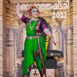 Rachana Narayanankutty Instagram - വൈക്കം മഹാദേവ ക്ഷേത്രത്തിൽ കൂച്ചിപ്പൂടി അവതരിപ്പിച്ചത് ഏറെ ആത്മീയ സമ്പന്നമായ അനുഭവമായിരുന്നു. ആ പുണ്യഭൂമിയിലേക്ക് കാലെടുത്തുവച്ചപ്പോൾ തന്നെ , പരമശിവനാകുന്ന ആ ഊർജ്ജം എന്നെ ആശ്ലേഷിക്കുന്നതായി തോന്നി. എന്റെ കലയും ആ പവിത്രമായ സ്ഥലത്തിന്റെ ദിവ്യ വിശുദ്ധിയും തമ്മിൽ അഗാധമായ ഒരു ബന്ധം എനിക്കനുഭവപ്പെട്ടു. ആ ക്ഷേത്ര മൈതാനത്തിൽ പ്രതിധ്വനിച്ച ശിവ ഢമരുവിന്റെ പ്രകമ്പനങ്ങൾക്കൊപ്പം എന്റെ ചിലങ്കയുടെ താളമിടിപ്പുകൾ കൂടിച്ചേർന്നു. ഓരോ പ്രകടമായ നൃത്ത ചലനങ്ങളും ഒരു പ്രാർത്ഥന പോലെ, ശിവനോടുള്ള ഭക്തിനിർഭരമായ വഴിപാടായി മാറുകയായിരുന്നു. നൂറ്റാണ്ടുകൾ പഴക്കമുള്ള ആ കല്ലുകൾ കാലാതീതമായ ആചാരമെന്ന നിലയിൽ നൃത്തത്തിന് സാക്ഷ്യം വഹിക്കുന്നത് പോലെ, അന്തരീക്ഷം ഭക്തിയുടെയും, കലാപരമായ ആവിഷ്കാരത്തിന്റെയും സവിശേഷമായ സമ്മിശ്രണം കൊണ്ട് നിറയുകയായിരുന്നു. വൈക്കം മഹാദേവ ക്ഷേത്രത്തിന്റെ ആ ദിവ്യമായ പ്രഭാവലയം ഞാൻ എന്ന നർത്തകിയുടെ പ്രകടനത്തിന് ലക്ഷ്യബോധവും ഉയർന്ന ആത്മീയതയും ആണ് നൽകിയത്. ഒരു നർത്തകി എന്ന നിലയിലുള്ള എന്റെ യാത്രയിലെ മറക്കാൻ കഴിയാത്ത അനുഭവം തന്നുകൊണ്ട് വൈക്കത്തപ്പൻ ഒരു ഗുരുനാഥനായി വന്നു കൊണ്ട് എന്റെ ആത്മീയപാതയിലെ അടുത്ത അദ്ധ്യായത്തിനു തുടക്കം കുറിച്ചു നൽകി. സത്യം ശിവം സുന്ദരം! ശ്രീ ഉമേഷ്‌ എടുത്ത ചില ചിത്രങ്ങൾ പങ്കുവെക്കുന്നു. @3leaf_photography 🙏🏼 Costume @enjoyfestas_dance_costumes Makeup @vargheseantony_bridal_makeover @binojniran_bridal_make_up #dancer #rachananarayanankutty #wanderingdancer Vaikom Mahadeva Temple