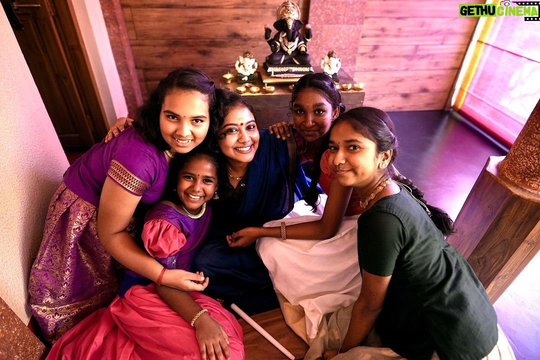 Rachana Narayanankutty Instagram - My Happiness 💙🌈🙏🏼 My little world 🤍 Happy children’s day from us @srishtibyrachana and Srishti’s Mukula Batch. Medha, Anjana, Aadhya, Jhanvi … I hope your art would mould you as a great human being. Much love ❤️ Missed you Vaiga, Vava, Paru and all tiny tots of Srishti. PC Thank you @gokuldas.ks #srishti #srishtibyrachana #mykids #mytreasure #dancer #dancerlife #rachananarayanankutty