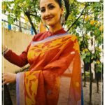 Rachna Banerjee Instagram - The fascinating Muslin in this deep orange hue is a beauty in its own right and will brighten up the days towards any occasion.This traditional weave of muslin originating from Bengal is almost glossy, silky and ultra-light and it's texture is renowned all over the world! 🌏Myth: Muslin originates from the Iragi city of Mosul.✅️সঠিক তথ্য: মসলিন শাড়ি আসলে বাংলার বয়ন শিল্পের ঐতিহ্য! 🛒#ShopNow from Rachna's Creation! 🟢শাড়ি টাইপ : রেশম সুতোর মসলিন শাড়ি 🙌🏻Care: Dry Clean 📲𝐖𝐡𝐚𝐭𝐬𝐚𝐩𝐩 𝐨𝐧 𝟗𝟖𝟑𝟏𝟎𝟑𝟓𝟔𝟔𝟕 𝐭𝐨 𝐨𝐫𝐝𝐞𝐫 # #Fashion #Saree #IndianAttire #EthnicWear #EthnicAttire #Traditional #Fashionista #Style #StayStylish #StayFashionable #StyleStatement #OrderNow #BuyNow #Entrepreneur #Shopping #OnlineShopping #silk #fashion #potd #ootd #ootdfashion #likeforlikes #lifestyle #india # #Instagram #muslin #Bengalfabric #Bengalweave #resham