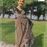 Rachna Banerjee Instagram – Exquisite elegance meets intricate craftsmanship.  Embrace the rich heritage and grace of embroidery! Grab this gorgeous 𝐊𝐚𝐭𝐚𝐧 𝐒𝐢𝐥𝐤 𝐰𝐢𝐭𝐡 𝐢𝐧𝐭𝐫𝐢𝐜𝐚𝐭𝐞 𝐆𝐮𝐣𝐫𝐚𝐭𝐢 𝐒𝐭𝐢𝐭𝐜𝐡!
𝐖𝐡𝐚𝐭𝐬𝐚𝐩𝐩 𝐨𝐧 𝟗𝟖𝟑𝟏𝟎𝟑𝟓𝟔𝟔𝟕 𝐭𝐨 𝐨𝐫𝐝𝐞𝐫.

#RachnaBanerjee #RachnasCreation #actor #entrepreneur #Fashion #Saree  #WeddingCollection #fashion #saree #womenswear #kolkata #mumbai #delhi #chennai #bangalore #hyderabad #joy #KatanSilk #Silk #IndianWeaves #WeavesOfIndia #IndianAttire #GujratiStitch #Embroidery