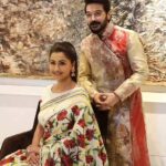 Rachna Banerjee Instagram - Sharing moments from with my most favourite actor and co-star @prosenstar 🤩 My Saree: Kantha Stitch on Tussar Saree Courtesy: Rachna's Creation 𝐖𝐡𝐚𝐭𝐬𝐚𝐩𝐩 𝐨𝐧 𝟗𝟖𝟑𝟏𝟎𝟑𝟓𝟔𝟔𝟕 𝐭𝐨 𝐨𝐫𝐝𝐞𝐫. #RachnaBanerjee #RachnasCreation #Fashion #Saree #Actor #Entrepreneur #ProsenjitChatterjee #Tollywood #Cinema #Duo #PrasenjitRachna Kolkata
