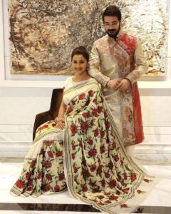 Rachna Banerjee Instagram - Sharing moments from with my most favourite actor and co-star @prosenstar 🤩

My Saree: Kantha Stitch on Tussar
Saree Courtesy: Rachna's Creation

𝐖𝐡𝐚𝐭𝐬𝐚𝐩𝐩 𝐨𝐧 𝟗𝟖𝟑𝟏𝟎𝟑𝟓𝟔𝟔𝟕 𝐭𝐨 𝐨𝐫𝐝𝐞𝐫.

#RachnaBanerjee #RachnasCreation #Fashion #Saree #Actor #Entrepreneur #ProsenjitChatterjee #Tollywood #Cinema #Duo #PrasenjitRachna