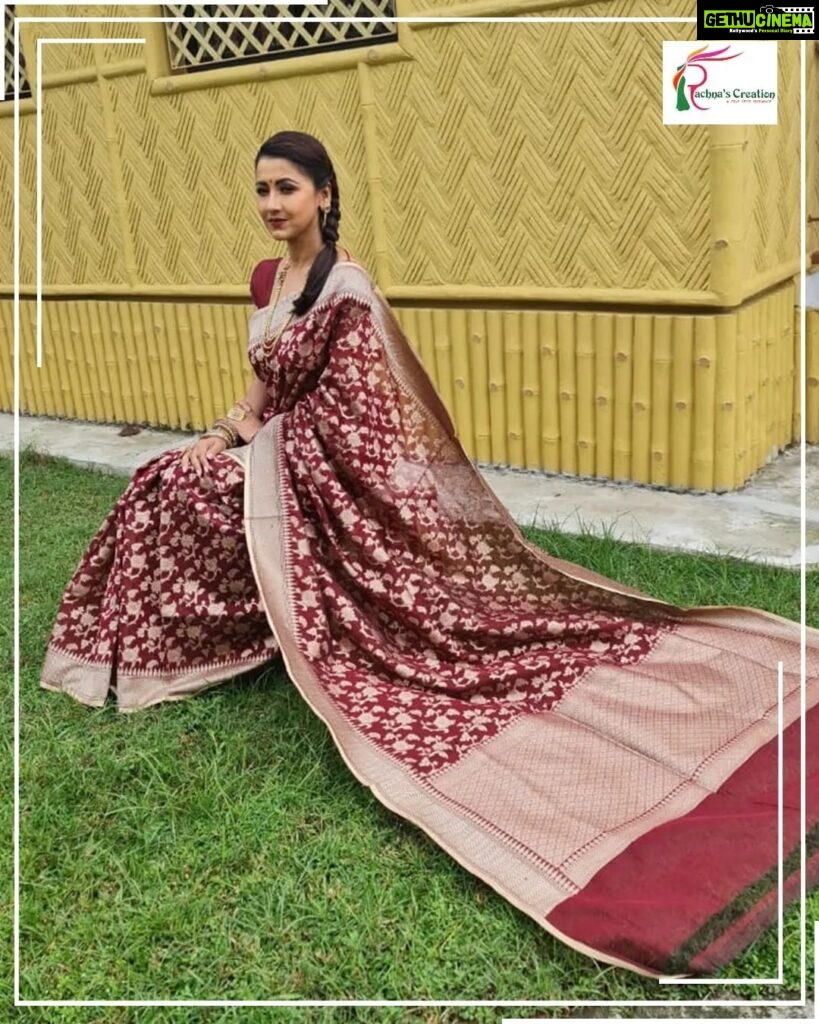 Rachna Banerjee Instagram - সিল্ক জামদানি - একটা অন্যরকম ভালোবাসা - it fits any occasion! Rachna's Creation presents to you an exclusive Silk Jamdani drape! অনলাইন অর্ডার করুন আজকেই 𝐒𝐢𝐥𝐤 𝐉𝐚𝐦𝐝𝐚𝐧𝐢! 𝐖𝐡𝐚𝐭𝐬𝐚𝐩𝐩 𝐨𝐧 𝟗𝟖𝟑𝟏𝟎𝟑𝟓𝟔𝟔𝟕 𝐭𝐨 𝐨𝐫𝐝𝐞𝐫. #RachnaBanerjee #RachnasCreation #Fashion #Saree #fashion #saree #womenswear #shopnow #ordernow #buynow #Silk #Jamdani #Heritage #traditional #indianwear #traditionalattire #Bengal #WeavesOfBengal #Shopping #lifestyle #outfit #ootd #ootdfashion #fashionforward #fashionistas #design #exclusive #instagram #saturday #weekend