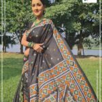 Rachna Banerjee Instagram – Exquisite elegance meets intricate craftsmanship.  Embrace the rich heritage and grace of embroidery! Grab this gorgeous 𝐊𝐚𝐭𝐚𝐧 𝐒𝐢𝐥𝐤 𝐰𝐢𝐭𝐡 𝐢𝐧𝐭𝐫𝐢𝐜𝐚𝐭𝐞 𝐆𝐮𝐣𝐫𝐚𝐭𝐢 𝐒𝐭𝐢𝐭𝐜𝐡!
𝐖𝐡𝐚𝐭𝐬𝐚𝐩𝐩 𝐨𝐧 𝟗𝟖𝟑𝟏𝟎𝟑𝟓𝟔𝟔𝟕 𝐭𝐨 𝐨𝐫𝐝𝐞𝐫.

#RachnaBanerjee #RachnasCreation #actor #entrepreneur #Fashion #Saree  #WeddingCollection #fashion #saree #womenswear #kolkata #mumbai #delhi #chennai #bangalore #hyderabad #joy #KatanSilk #Silk #IndianWeaves #WeavesOfIndia #IndianAttire #GujratiStitch #Embroidery